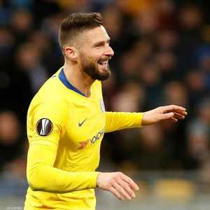 أوليفييه جيرو لاعب تشيلسي يحتفل بهدفه في مرمى دينامو كييف