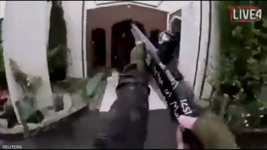 لحظة دخوله المسجد، شرع المهاجم في إطلاق الرصاص بشكل عشوائي من بندقية على المصلين.