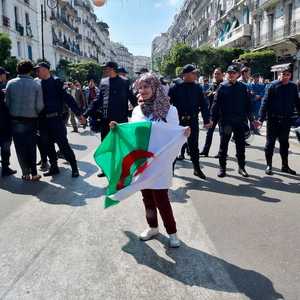 يتظاهرو الجزائريون في جمعة الفصل ضد إعلان بوتفليقة الأخير