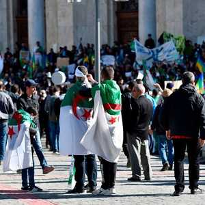 المظاهرات في الجزائر تتسع رفضا لقرارات بوتفليقة