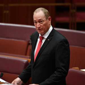 السيناتور الأسترالي فرايزر أنينغ