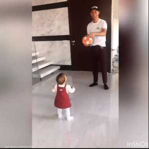 رونالدو يحتفل بالهاتريك مع ابنته