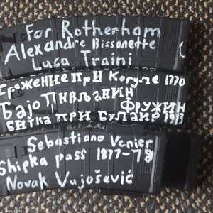 عبارات مسيئة للمسلمين على سلاحه