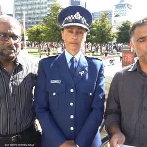 الشرطية النيوزيلندية نائلة حسن في المنتصف