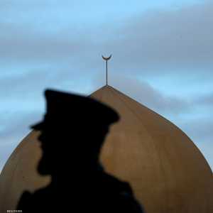 شرطي خارج مسجد النور في كرايست تشيرتش
