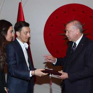 مسعود أوزيل وخطيبته التقيا أردوغان