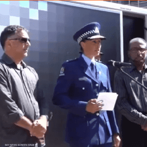 ضابطة نيوزيلندية مسلمة تجهش بالبكاء