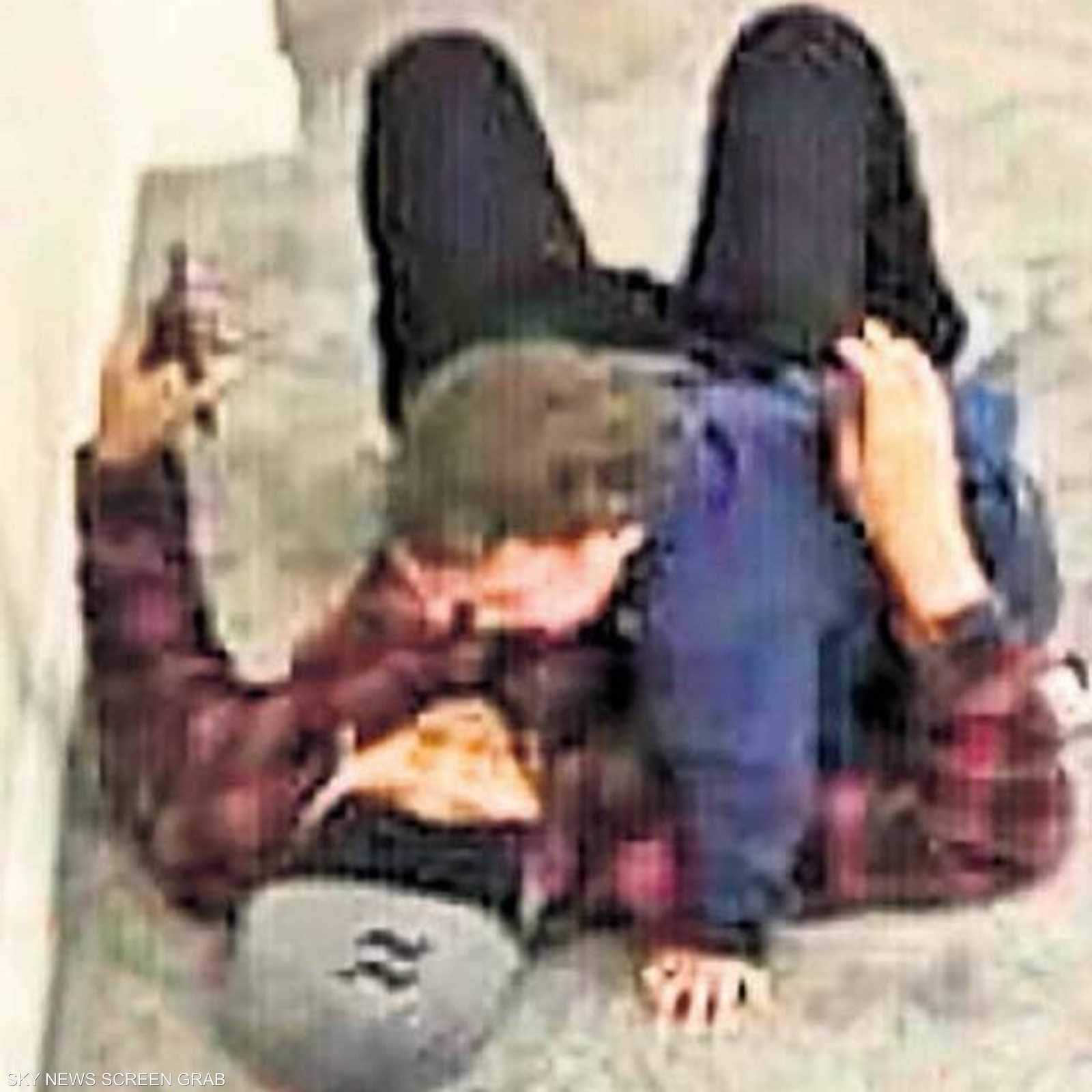 الطفل ابن رشد يحتضن أبيه المستلقي على الأرض