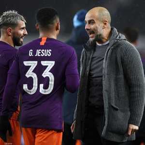 غوارديولا في حديث مع أغويرو بعد اللقاء