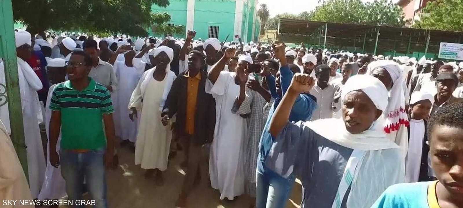 تجدد الاحتجاجات بالسودان.. وقروض بــ300 دولار