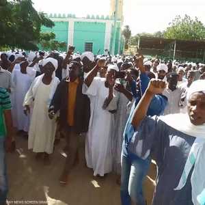 تجدد الاحتجاجات بالسودان.. وقروض بــ300 دولار
