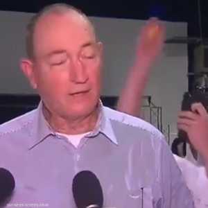 فتى البيضة يتبرع بمكافآته لعائلات الضحايا