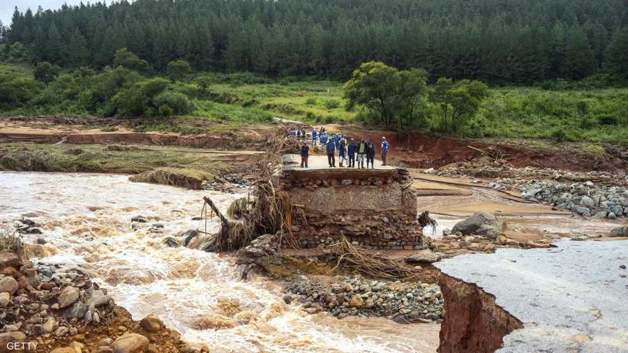 تتدافع وكالات الإغاثة الدولية والمسؤولون الحكوميون إلى إنقاذ الأسر التي حاصرتها مياه فيضانات الأنهار.