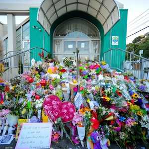 رسائل التعاطف مع أهالي الضحايا لا تزال تتواصل.