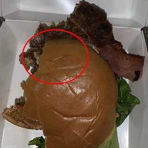 ساندويتش برغر ويظهر فيه الإبرة