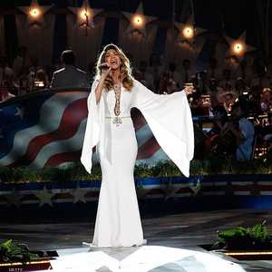 نيكول شيرزينغر تشارك في حفل الختام