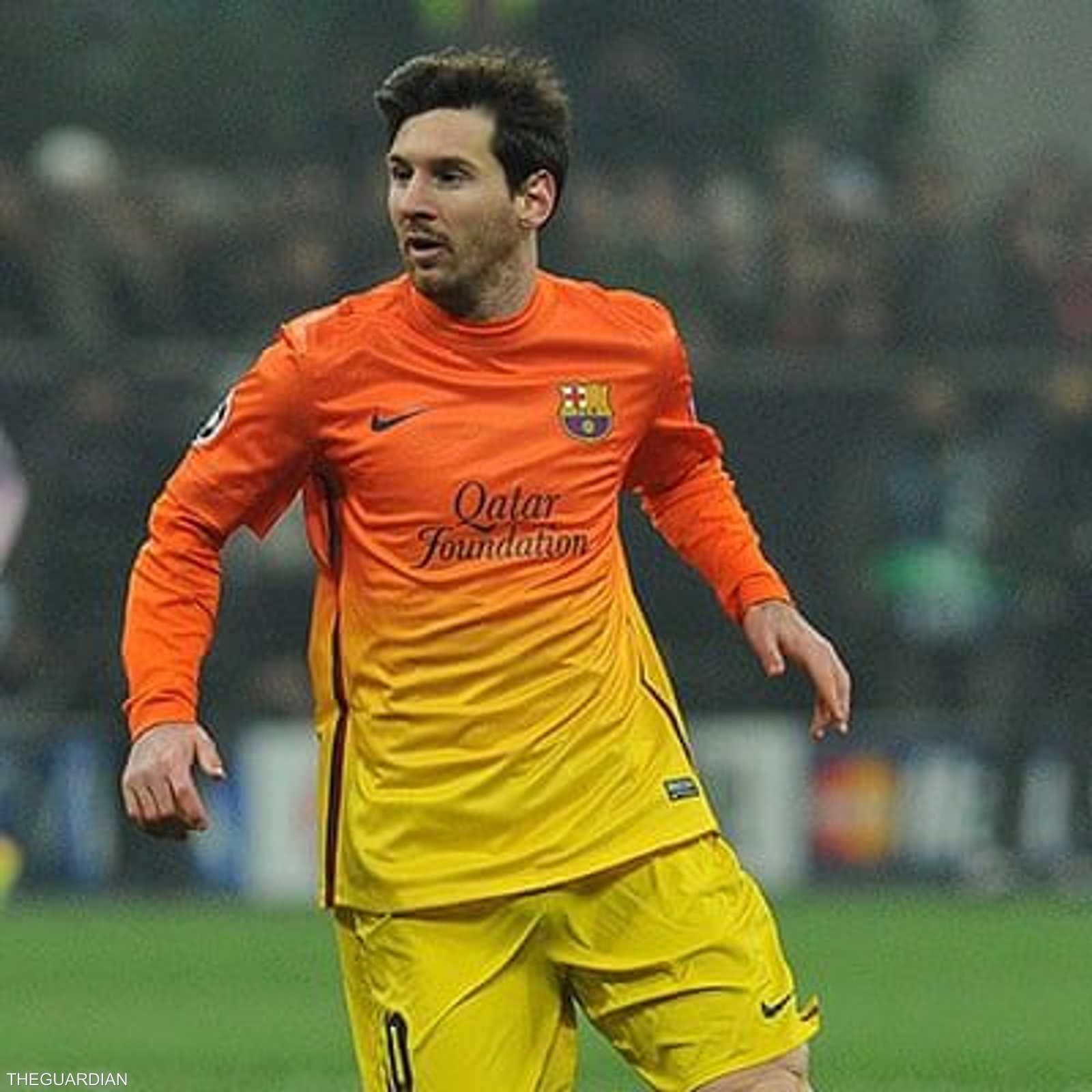 زي غريب لبرشلونة باللونين البرتقالي والأصفر