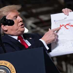 ترامب يعرض خارطة داعش في بداية عهدة وما أصبحت عليه اليوم