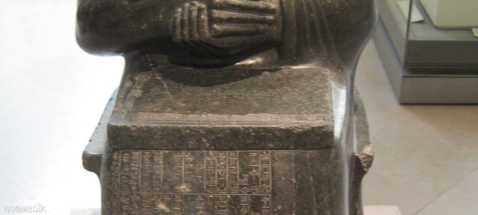 تمثال الملك غوديا ويبدو على حضنه مخطط بناء المعبد