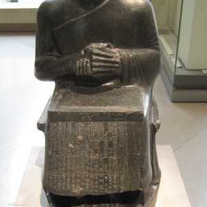 تمثال الملك غوديا ويبدو على حضنه مخطط بناء المعبد