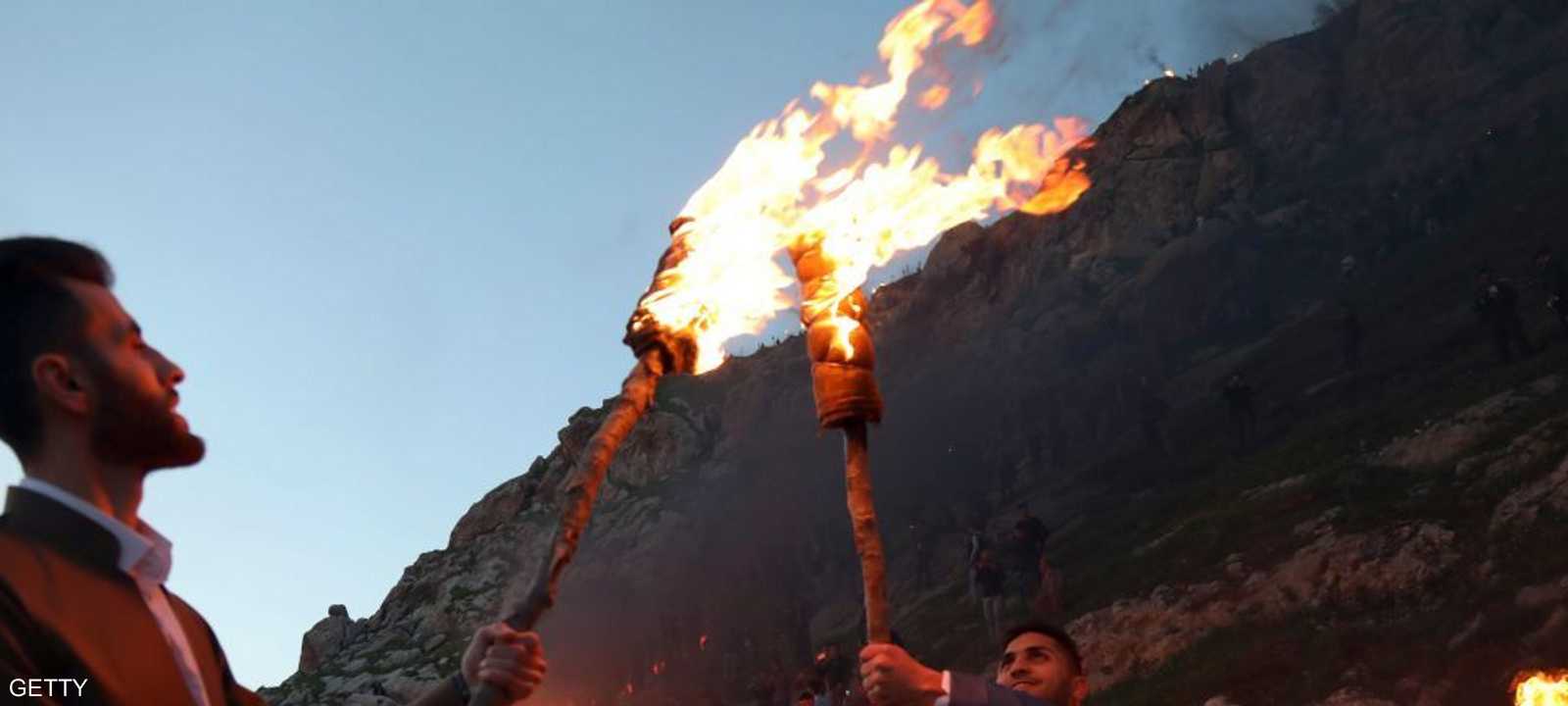 يضرم الأكراد النار عادة احتفالا بعيد الوروز.