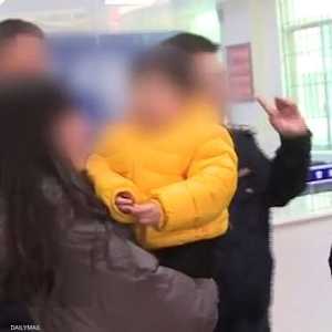 الشرطة أعادت الطفلة التي باعها الأب لوالدتها