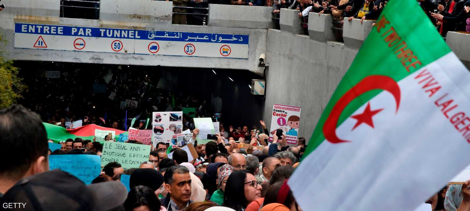 الجزائريون يواصلون الحراك الشعبي ضد السلطة