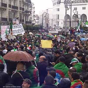 احتجاجات بمشاركة آلاف الجزائريين ضد قرارات بوتفليقة