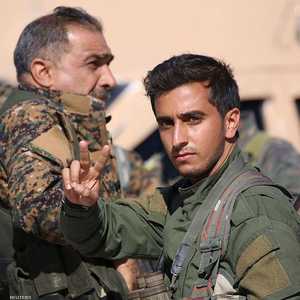 مقاتل من "سوريا الديمقراطية" يرفع إشارة النصر