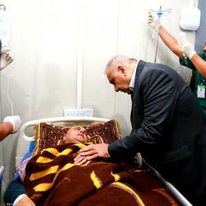 عبد المهدي يزور أحد الناجين من كارثة العبارة