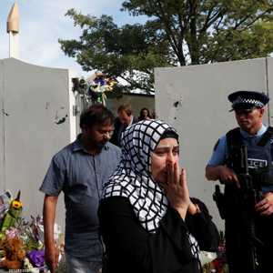 مسلمة متأثرة بعد زيارة مسجد النور