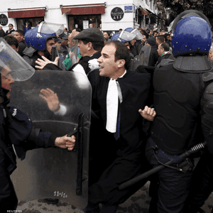 الشارع الجزائري رفض الإجراءات التي أعلنها بوتفليقة