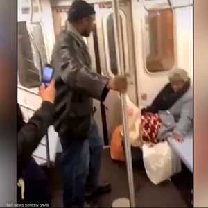 مشهد مؤلم لضرب عجوز ثمانينية من قبل شاب