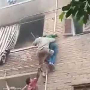 عمل خارق.. مصري ينقذ 3 أطفال من الحريق