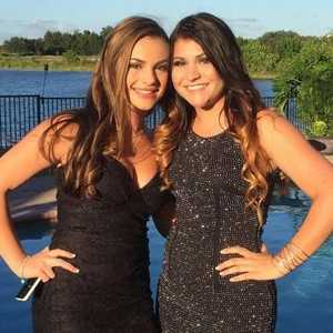 سدني (يمين)  رفقة صديقتها ميادو التي قتلت العام الماضي.