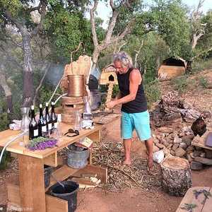 يعمل بيديه في منزله الجديد