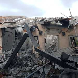 أحد الصواريخ سقط على منزلين وأشعل فيهما النيران.