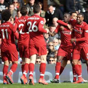 ساديو ماني يتلقي تحية زملاءه بعد إحرازه أحد الأهداف