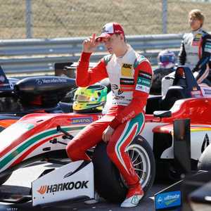 "اختبارات صعبة" تنتظر نجل شوماخر في البحرين