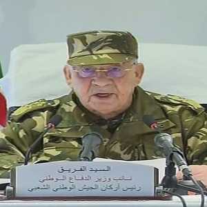 قائد الجيش الجزائري يطالب بإعلان منصب الرئاسة شاغرا