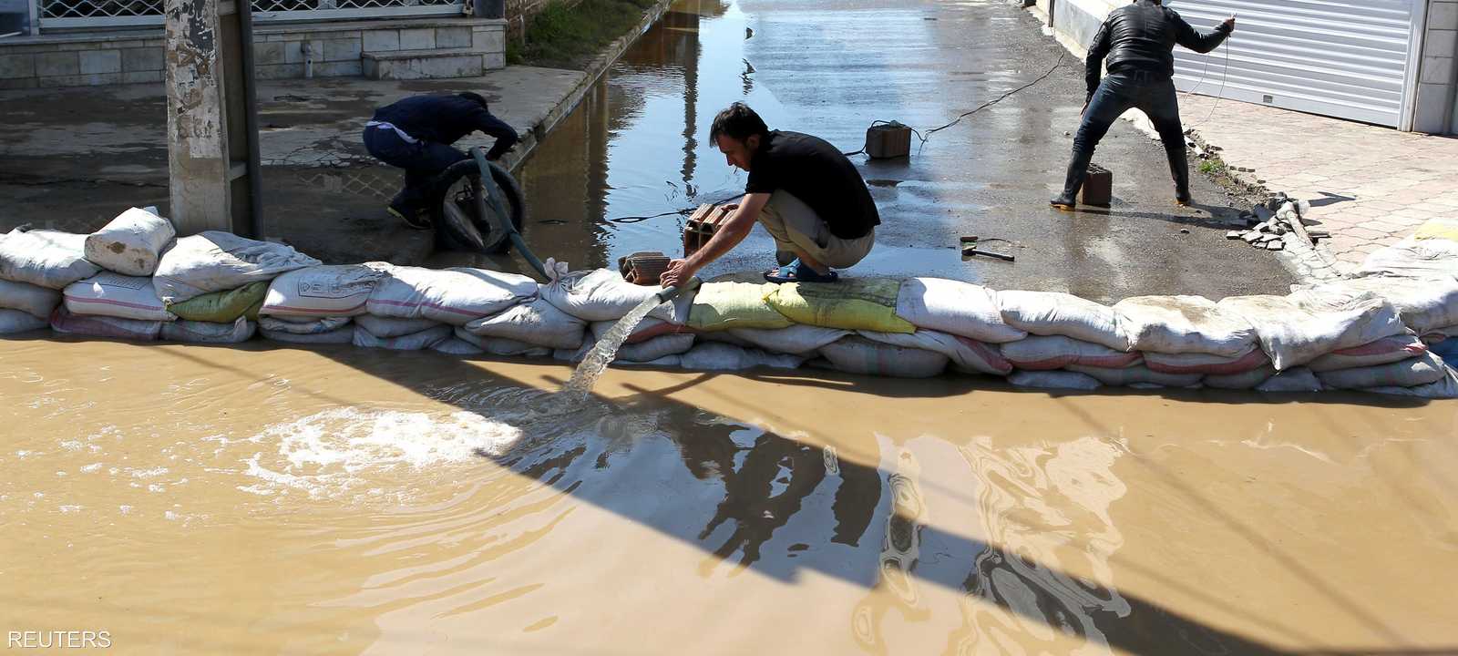 لقي 12 شخصا مصرعهم إثر الفيضانات في إيران