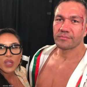 المراسلة جنيفير مع الملاكم بوليف قبل لحظات من قبلة مباغتة