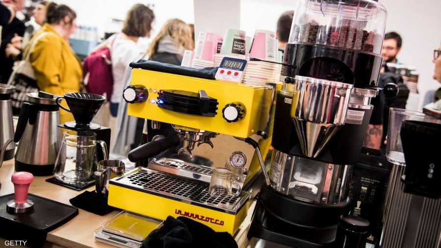 تستعرض الشركات المشاركة في المهرجان منتجاتها من الآلات المتخصصة بصناعة القهوة على أنواعها المختلفة.