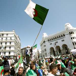 احتجاجات حاشدة مستمرة بالجزائر