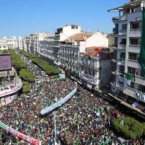 آلاف الجزائريين يتظاهرون في العاصمة، الجمعة، مطالبين بتنحي