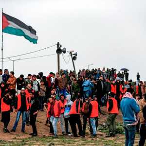 نشطاء فلسطنيون بسترات مميزة انتشروا على الحدود.