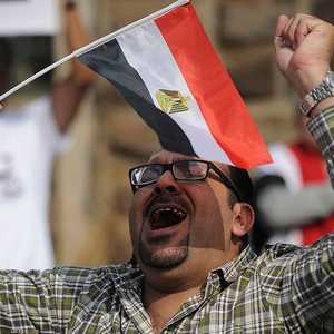 مصري يرفع علم بلاده - أرشيفية