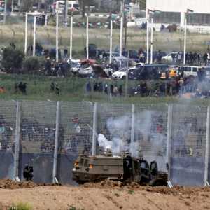 قوات إسرائيلية تمطر متظاهرين فلسطينين بقنابل غاز عند الحدود