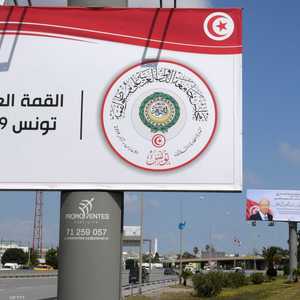 لافتات ترحيبية بالقادة العرب خلال القمة في تونس
