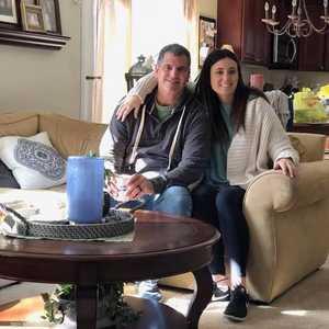 الفتاة الضحية مع والدها (أرشيف)